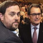 Oriol Junqueras saluda al presidente de la Generalitat, Artur Mas.