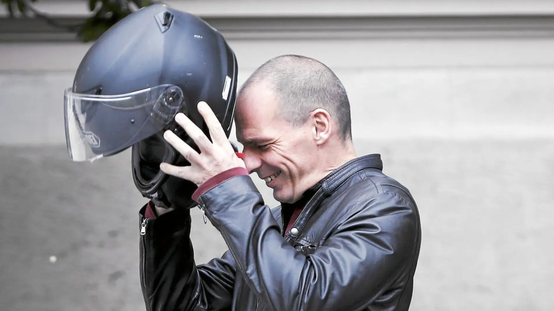 YANIS VARUFAKIS, ministro de Finanzas griego, después de reunirse con el primer ministro heleno, Alexis Tsipras