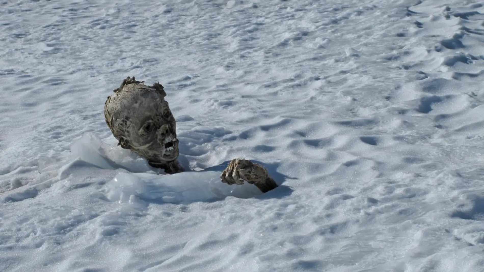 El cuerpo momificado de uno de los alpinistas en la cima del Pico de Orizaba (México)