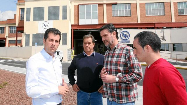 Luis Tudanca, Corral, Martín y José Luis Vázquez, en la entrada de la Real Fábrica de Cristales de La Granja