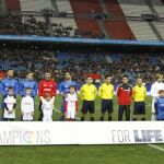 Los equipos de las selecciones de la Liga de Fútbol Profesional, Este y Oeste, posan antes del comienzo del partido de la segunda edición de Champions for Life.