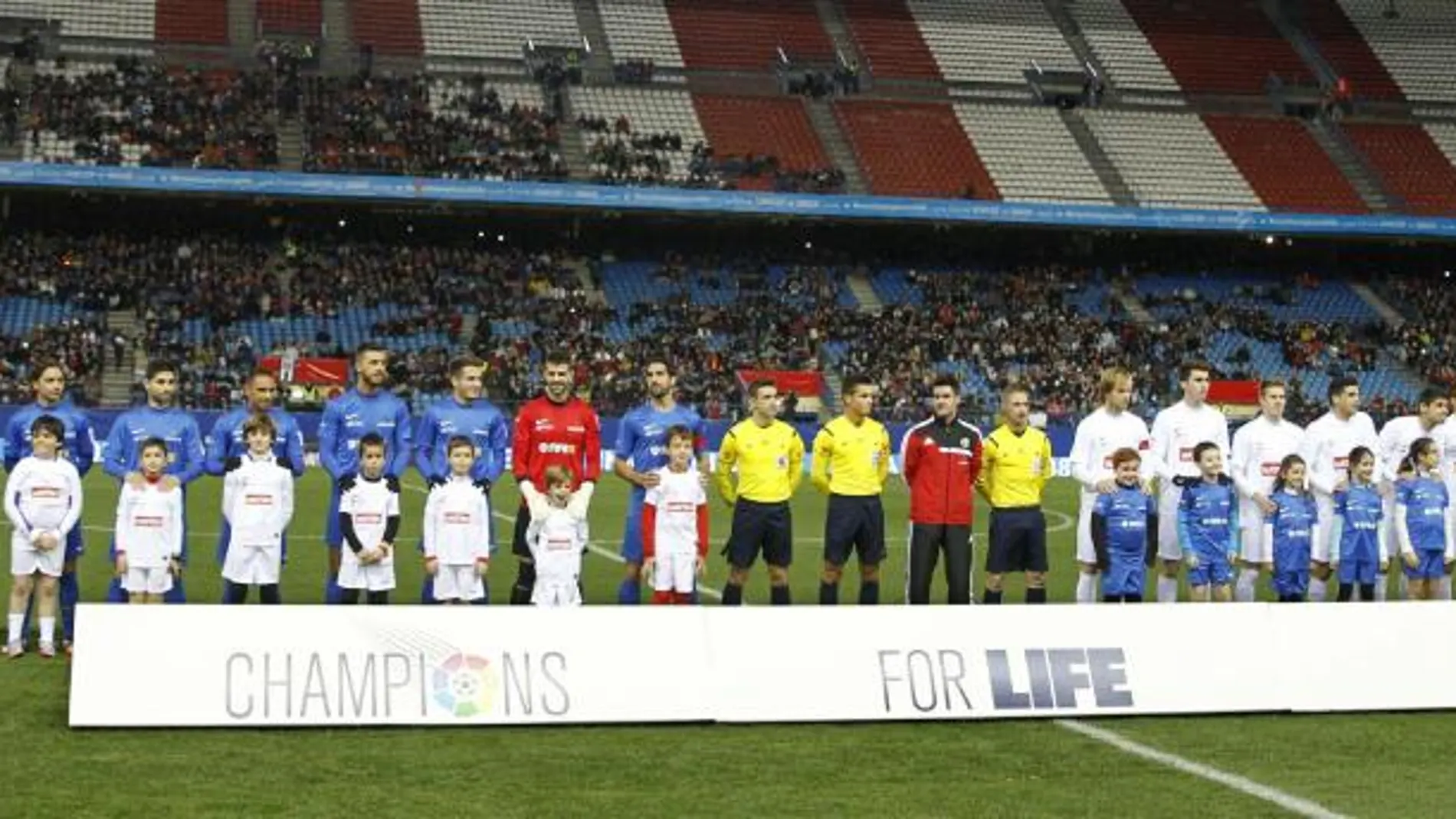 Los equipos de las selecciones de la Liga de Fútbol Profesional, Este y Oeste, posan antes del comienzo del partido de la segunda edición de Champions for Life.