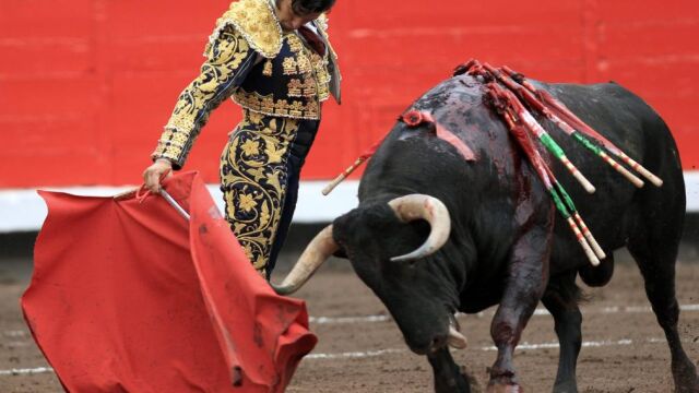 Derechazo de Morante de la Puebla, ayer, en Vista Alegre