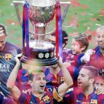 Xavi levanta el trofeo de campeón de Liga en el centro del Camp Nou rodeado de compañeros