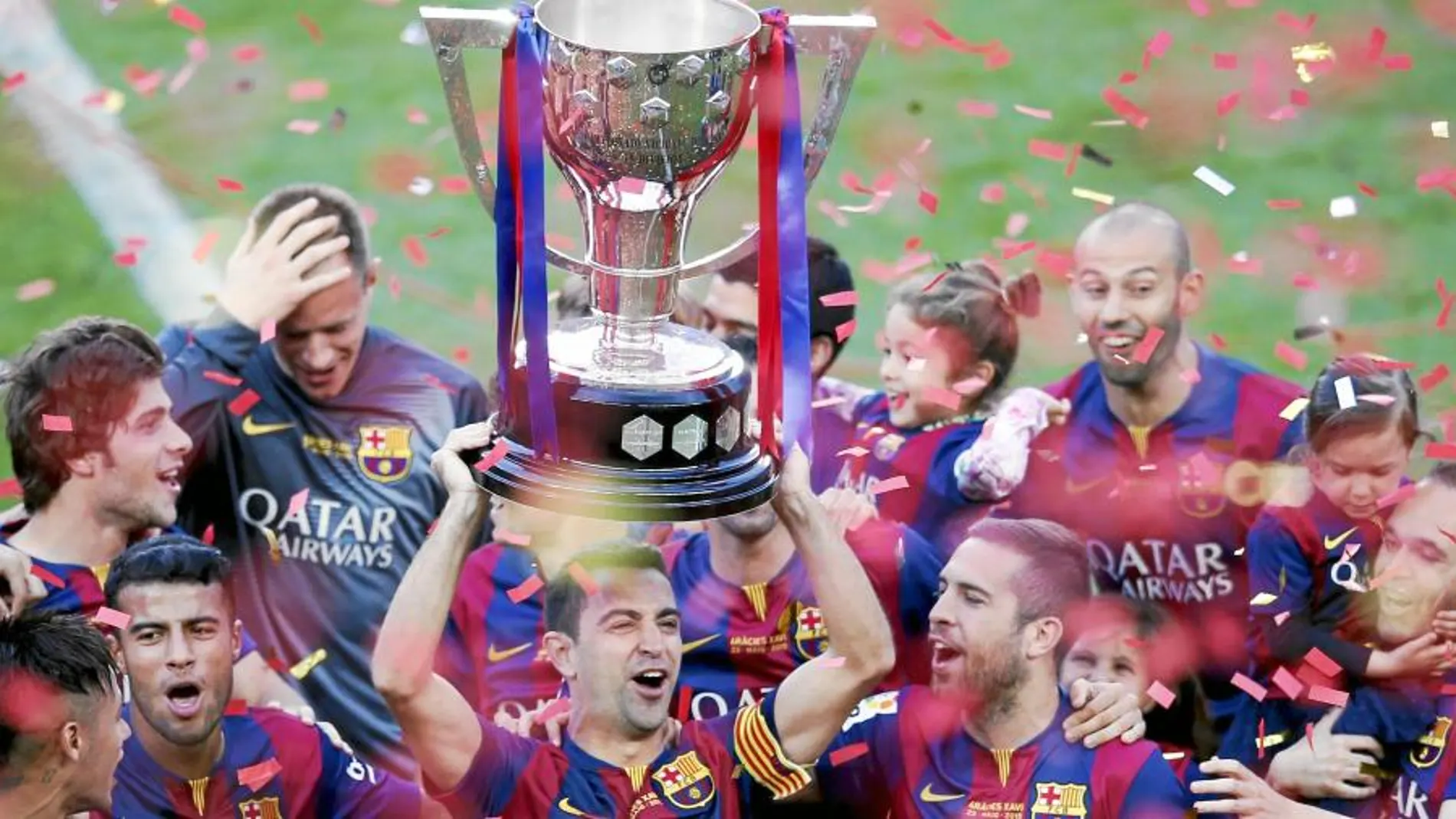 Xavi levanta el trofeo de campeón de Liga en el centro del Camp Nou rodeado de compañeros