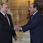 El presidente egipcio, Al Sisis, estrecha las manos del presidente ruso, Vladimir Putin, hoy en El Cairo