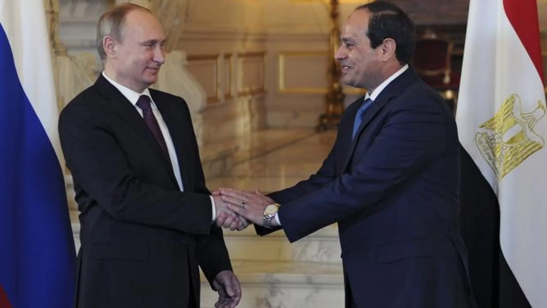 El presidente egipcio, Al Sisis, estrecha las manos del presidente ruso, Vladimir Putin, hoy en El Cairo