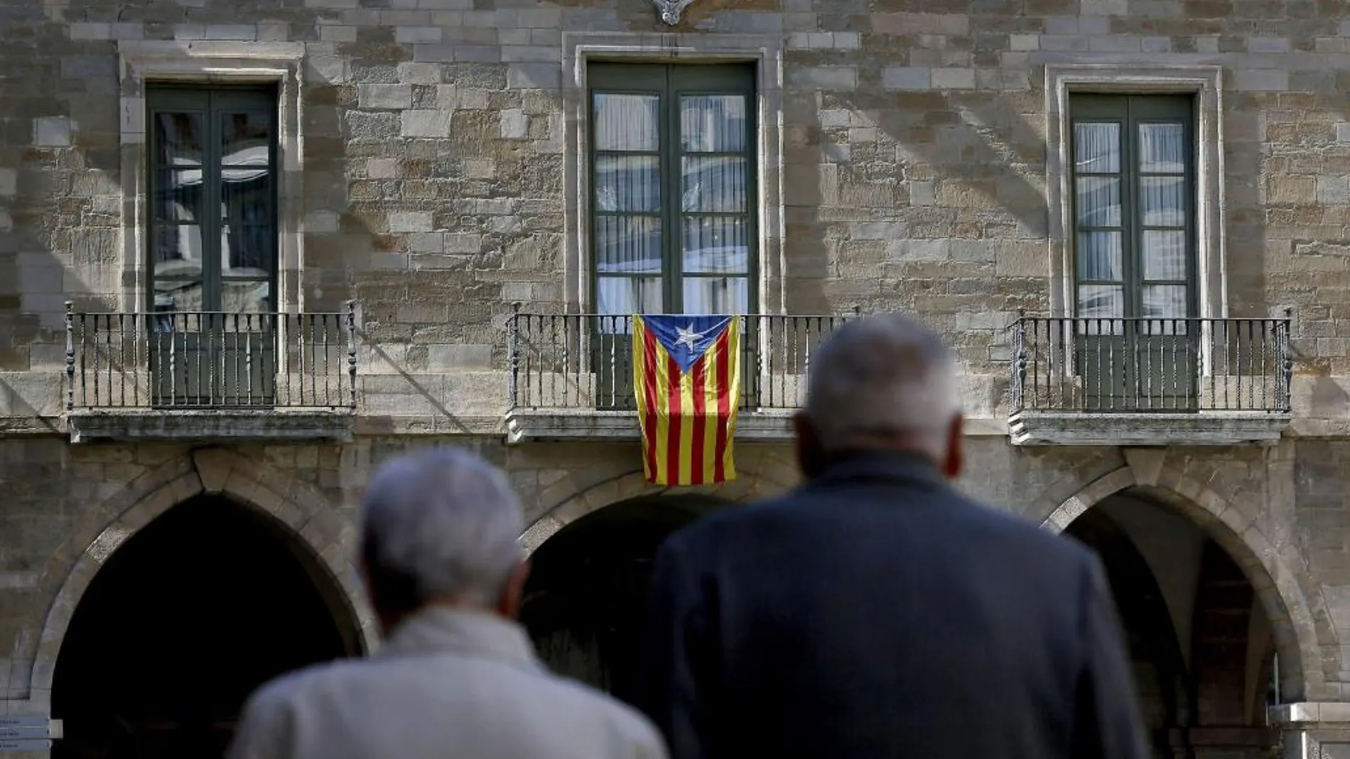 Imagen de la fachada del Ayuntamiento de Manresa (Barcelona), gobernado por CIU, con la bandera estelada.