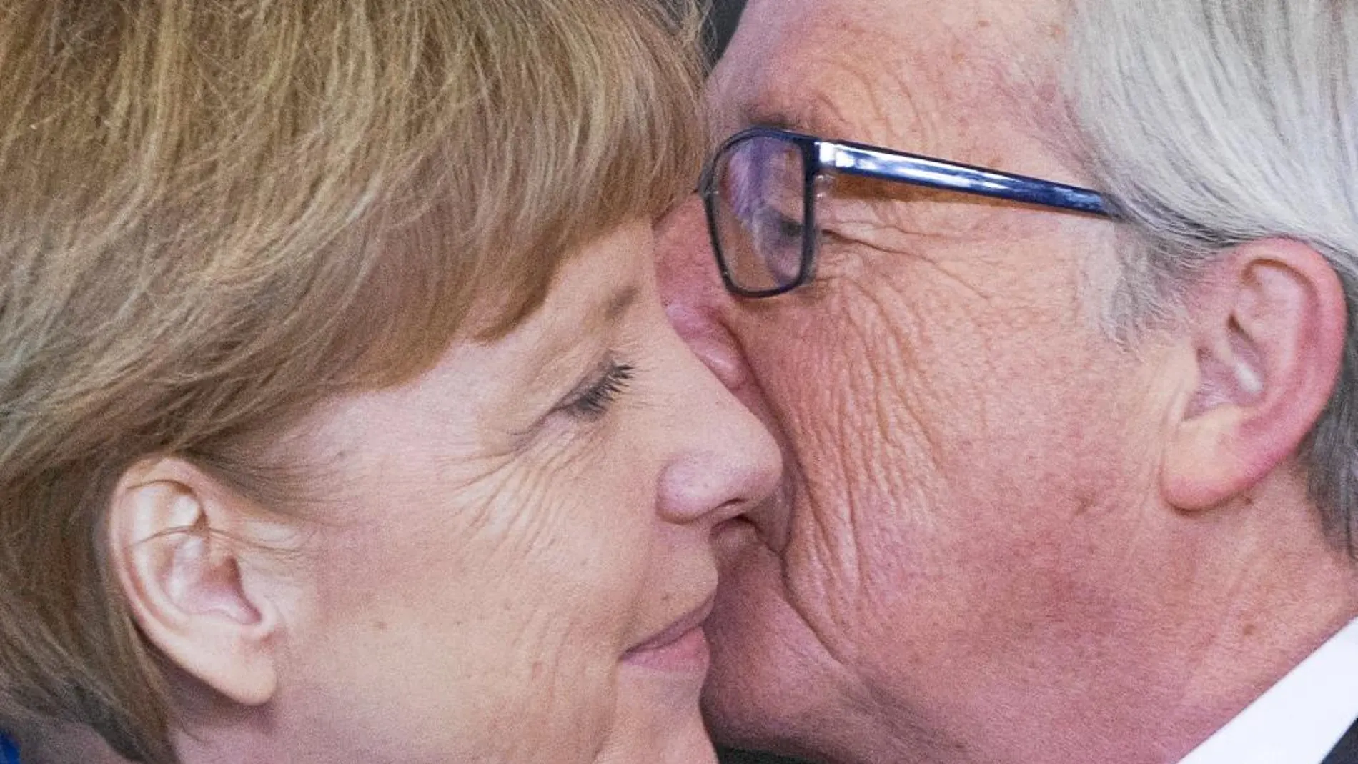 Jean-Claude Juncker da la bienvenida a la canciller Angela Merkel en Bruselas