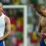 Zidane y Trezeguet (dcha), tras un partido de Francia frente a Croacia