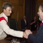 El nuevo alcalde de Zaragoza, Pedro Santisteve (i), de Zaragoza en Común, recibe la enhorabuena de su antecesor, el socialista Juan alberto Belloch.