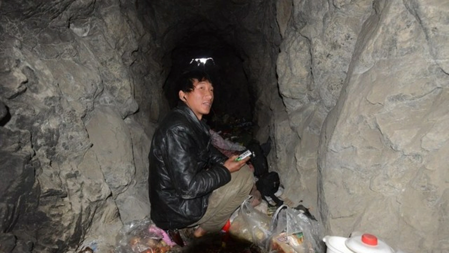 Un hombre vive en una cueva para poder enviar dinero a su familia
