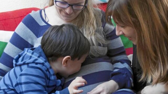 Macarena (dcha.) ejerce de doula con Esther, embarazada de 23 semanas