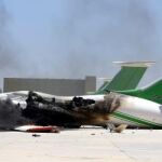 Un avión dañado por los combates en el Aeropurto Internacional de Trípoli.