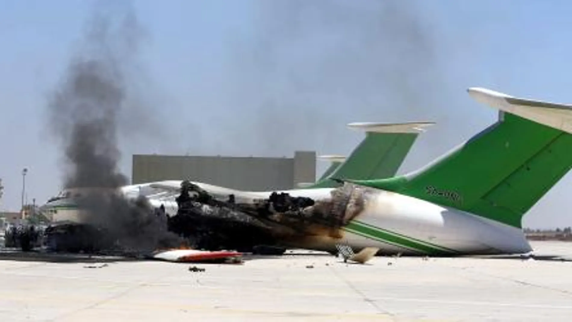 Un avión dañado por los combates en el Aeropurto Internacional de Trípoli.