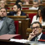 Mas y sus socios se reúnen mañana para pactar una respuesta al Constitucional