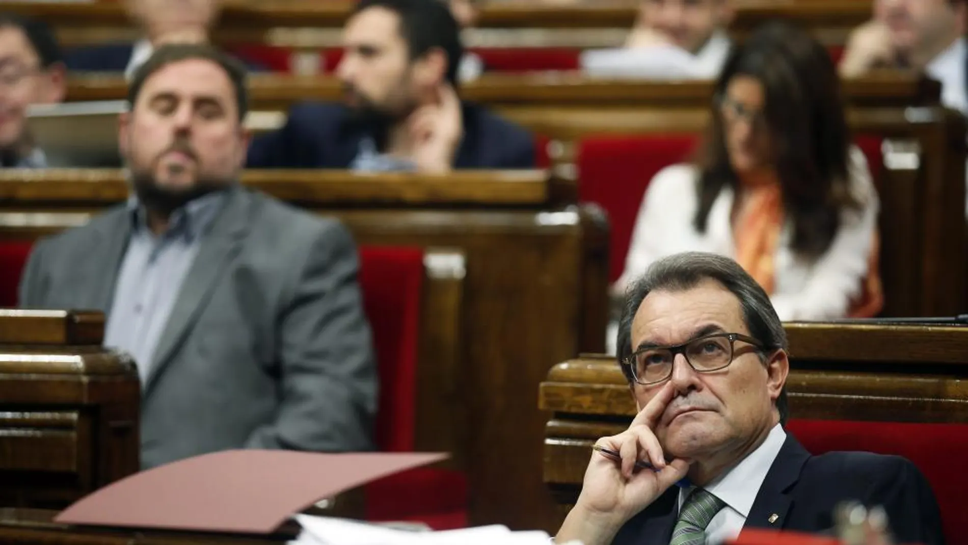 Mas y sus socios se reúnen mañana para pactar una respuesta al Constitucional