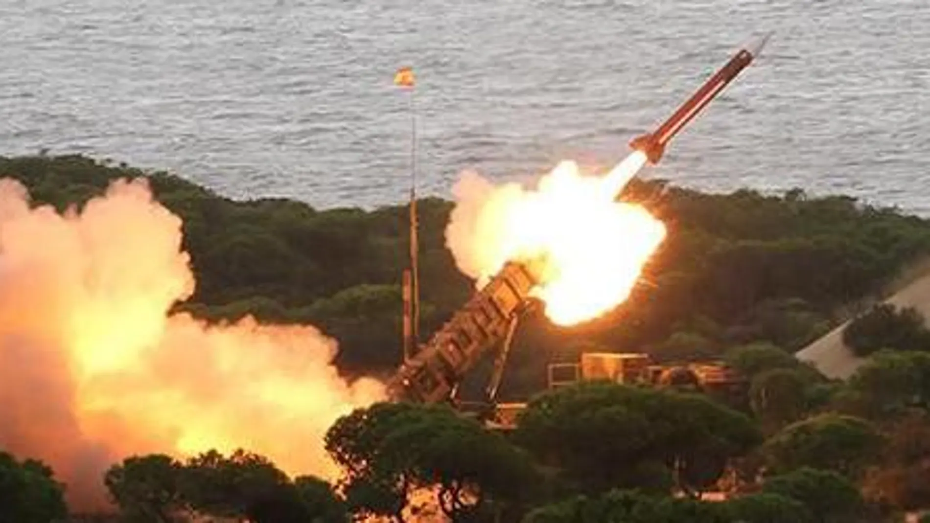 Una unidad de la batería antiaérea "Patriot"del Ejército español lanza un misil durante unas maniobras en Mazagón (Huelva).