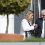 La jefa de la diplomacia europea, Federica Mogherini, conversa con el ministro de Exteriores alemán, Frank-Walter Steinmeier, en Lausana