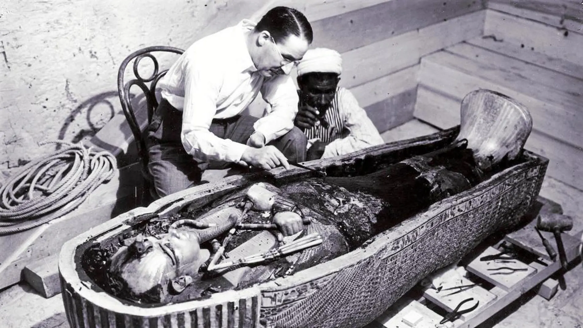 CARA A CARA. Carter examina la momia del faraón