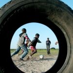 Niños jugando al fútbol en Sudáfrica