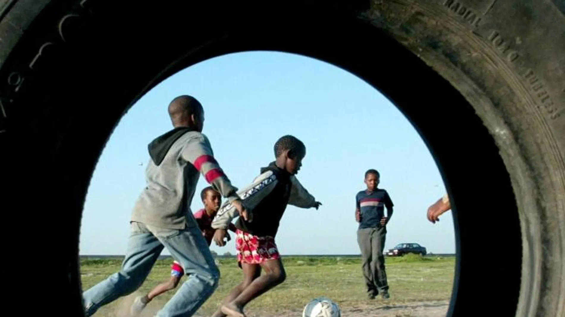 Niños jugando al fútbol en Sudáfrica