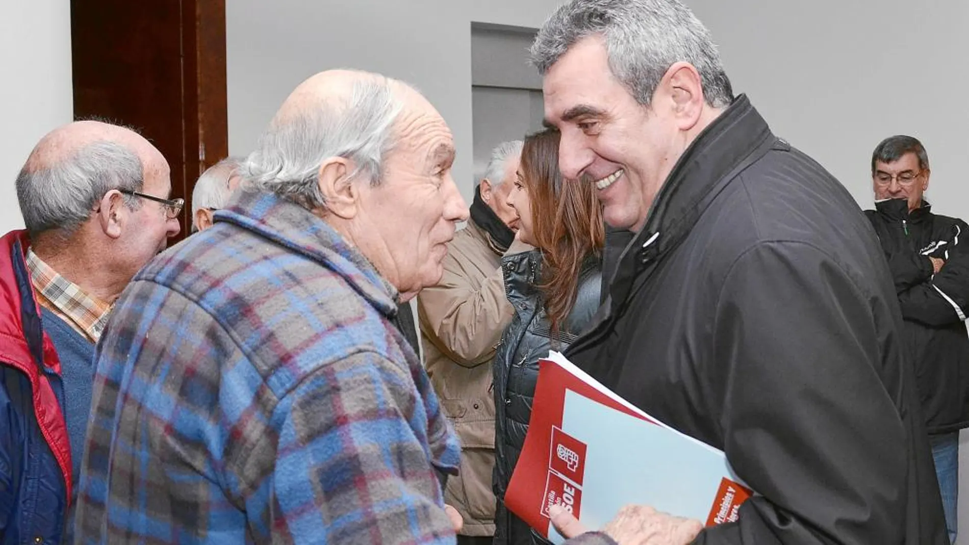 El secretario regional del PSOE, Julio Villarrubia, escucha a un simpatizante de su partido, ayer en Palencia