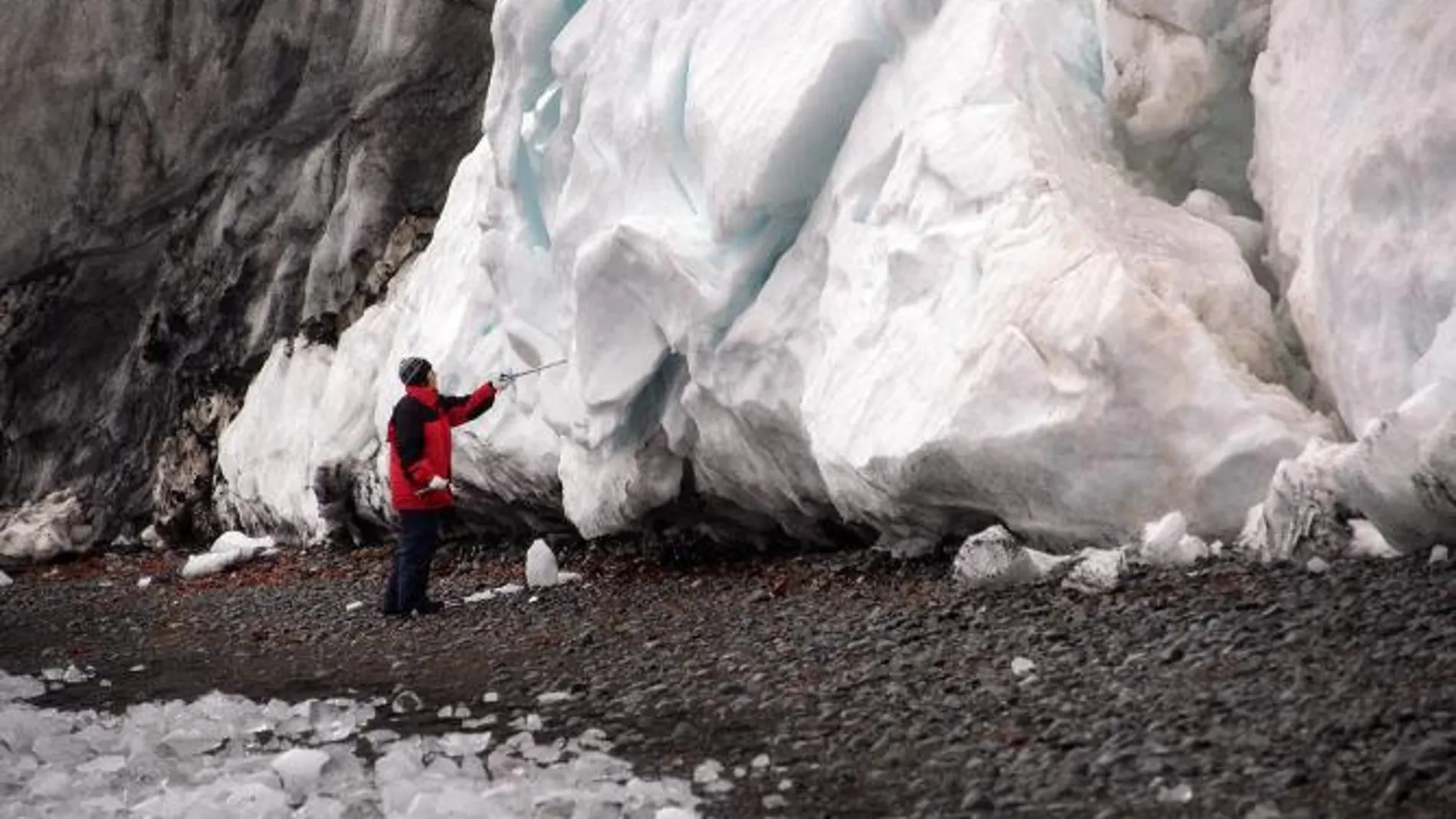 Fotografía cedida por el Instituto Antártico Chileno (INACH) el martes 10 de febrero de 2015, que muestra a la científica chilena Jenny Blamey de la Fundación Biociencia junto a un bloque de hielo el pasado 26 de enero en la Isla Decepción (Antártida).