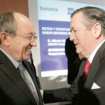 Ordóñez junto a Alfredo Sáez, consejero delegado del Santander, a su llegada a unas jornadas financieras