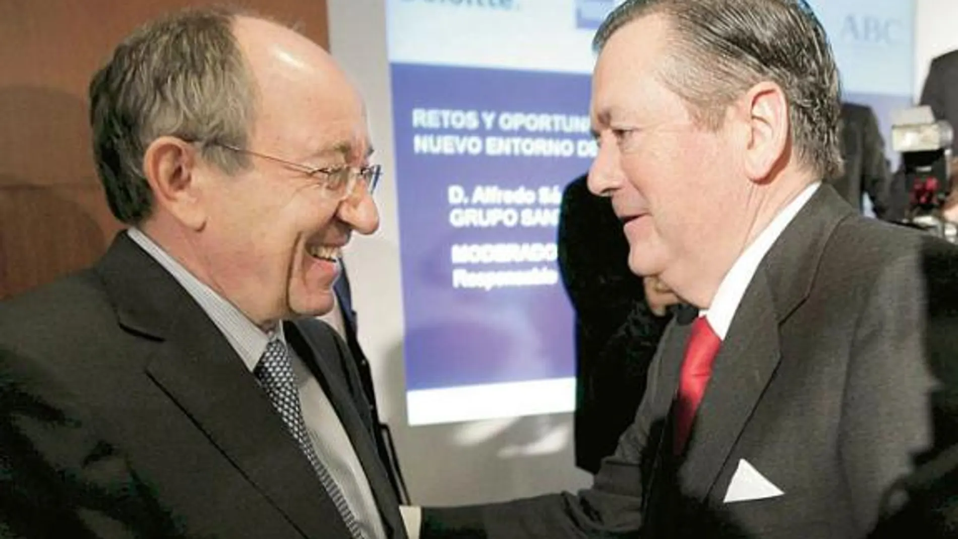 Ordóñez junto a Alfredo Sáez, consejero delegado del Santander, a su llegada a unas jornadas financieras