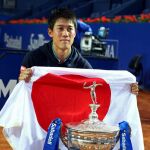 El tenista japonés Kei Nishikori posa con el trofeo del Godó