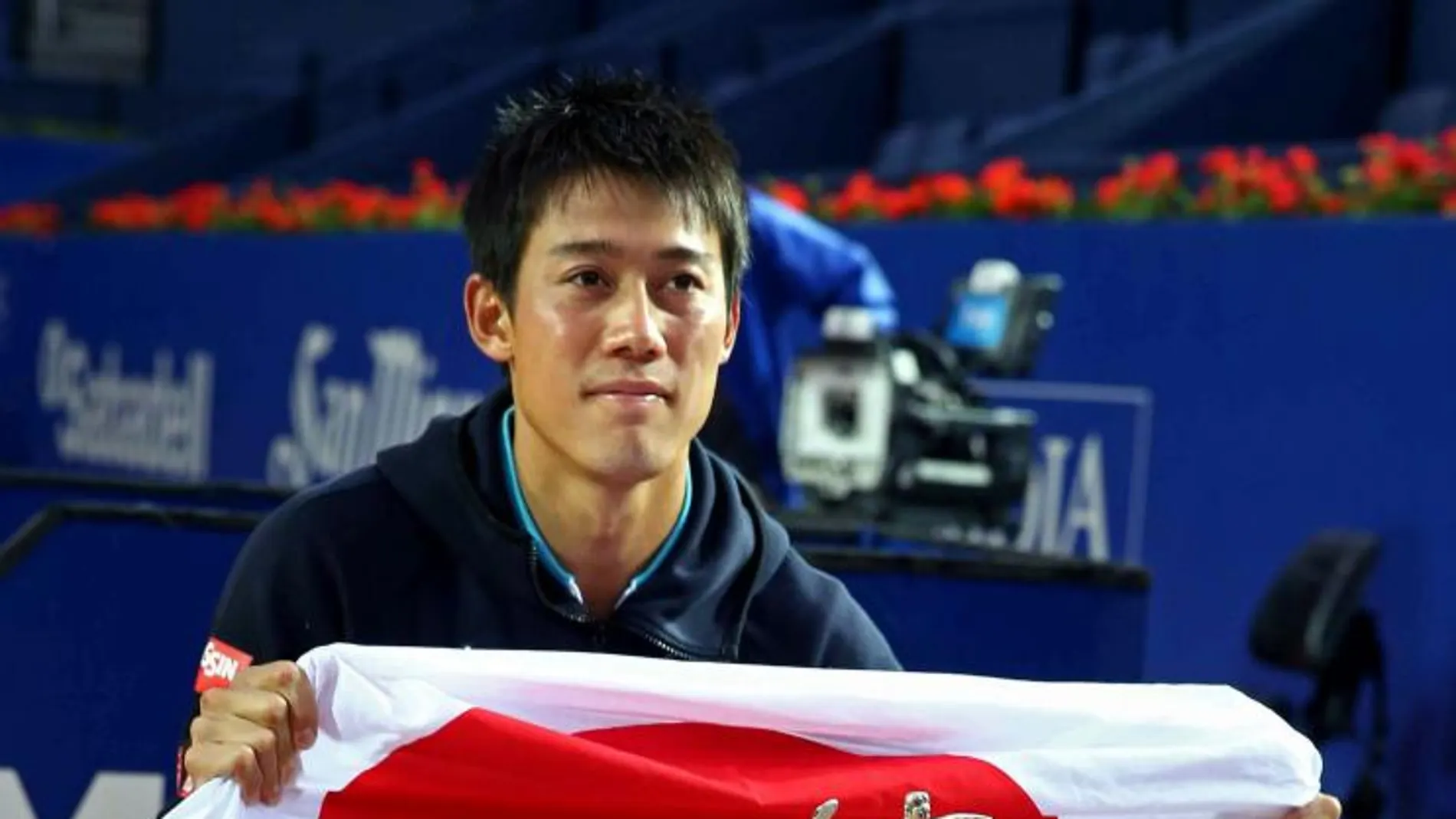 El tenista japonés Kei Nishikori posa con el trofeo del Godó