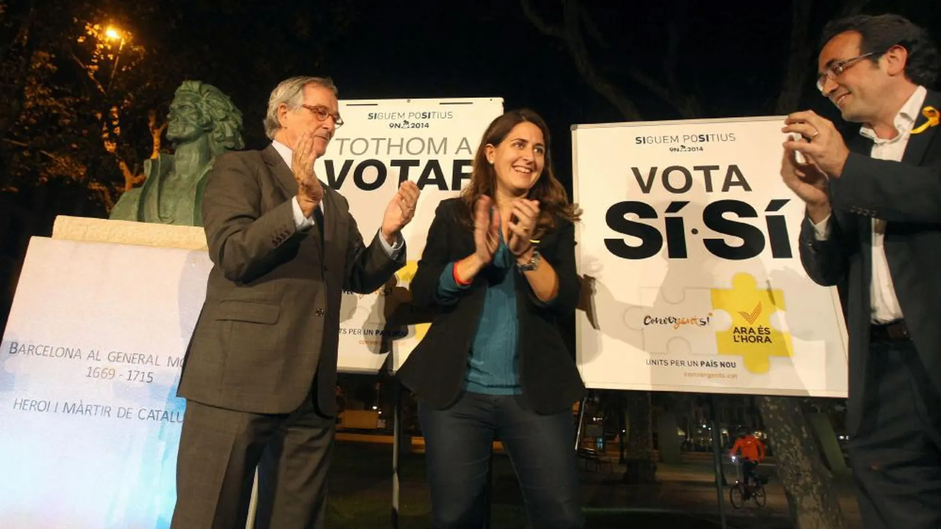 La presidenta de la Joventut Nacionalista de Cataluña, Marta Pascal (c), el alcalde de Barcelona, Xavier Trias, y el coordinador general de CDC, Josep Rull (d), durante el acto central de pegada de carteles de cara al proceso participativo del 9N celebrado esta noche en Barcelona