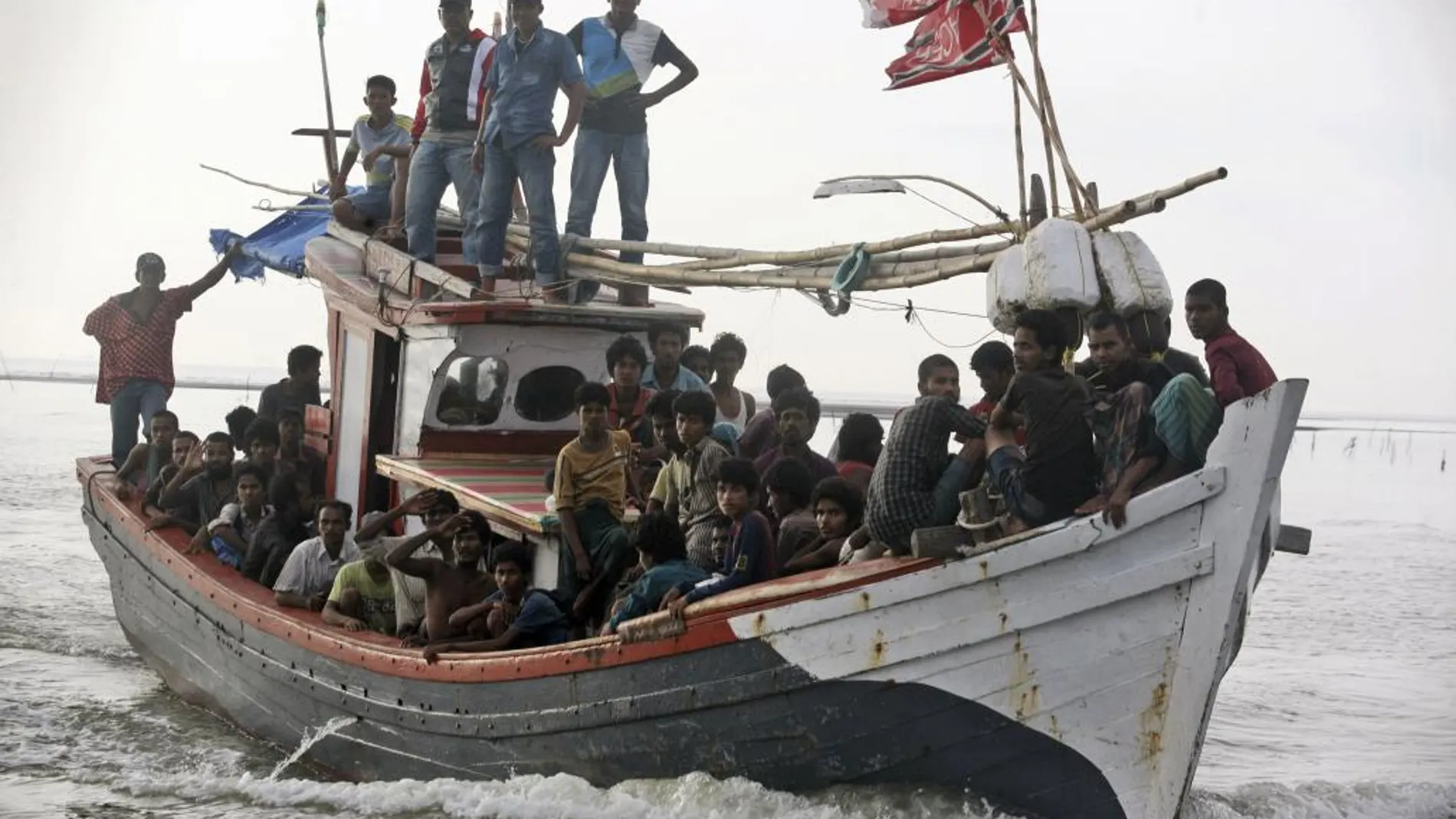 Inmigrantes rescatados hoy en las costas de Indonesia.