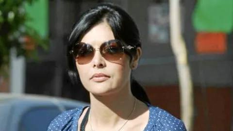 Isabel, la novia de José Tomás, a la salida del hospital Miguel Hidalgo