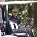 Barack Obama jugando al golf en el Farm Neck Golf Club, en Oak Bluffs, Mass, su lugar de vacaciones