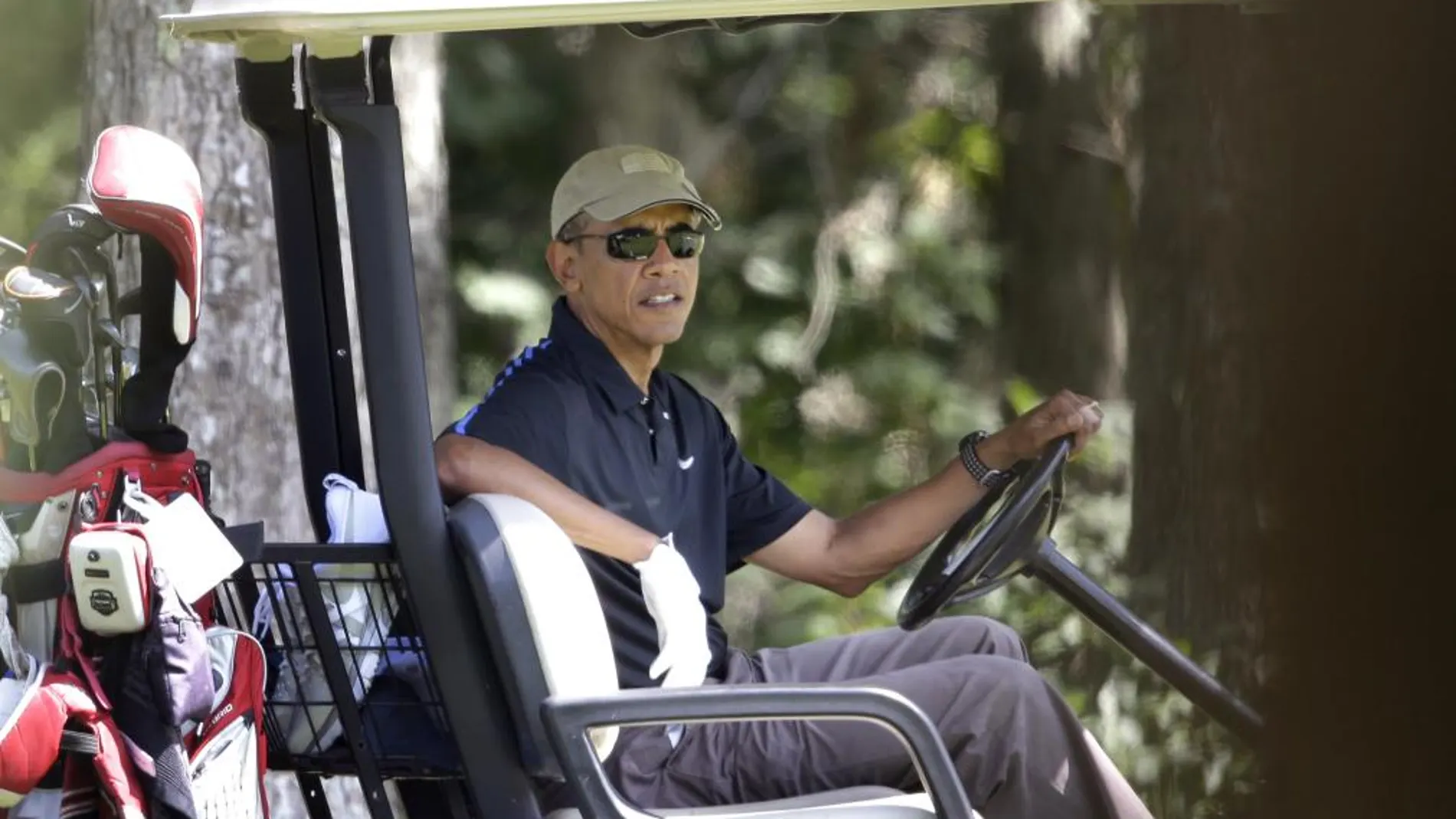 Barack Obama jugando al golf en el Farm Neck Golf Club, en Oak Bluffs, Mass, su lugar de vacaciones