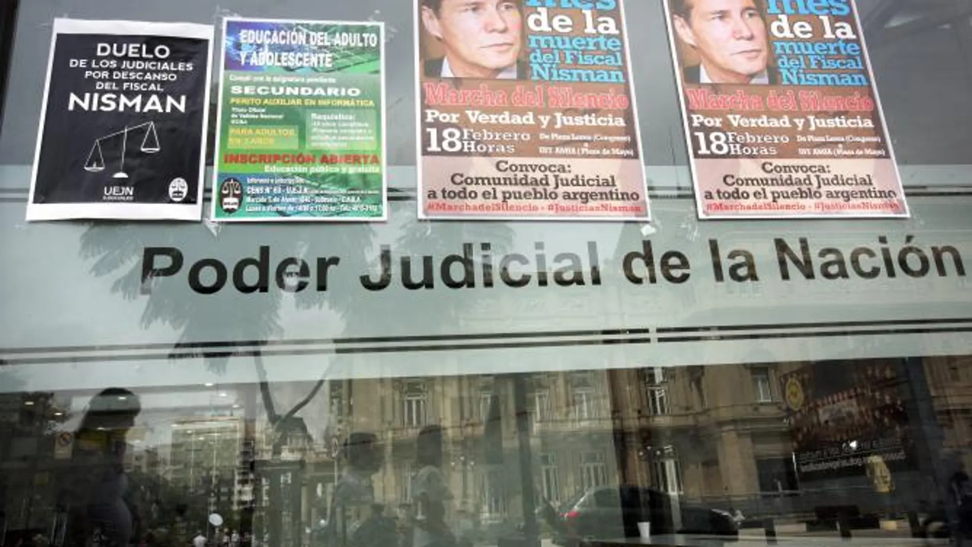 Carteles anunciando una manifestación contra la investigación del caso Nisman