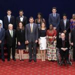 Los Reyes posan con los premiados en las ocho categorías de los Premios Príncipe de Asturias 2014