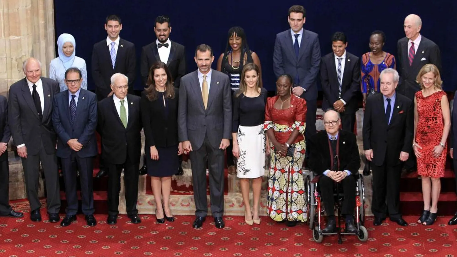 Los Reyes posan con los premiados en las ocho categorías de los Premios Príncipe de Asturias 2014