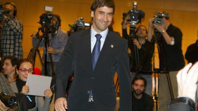 El jugador español Raúl asiste a rueda de prensa durante su presentación como nuevo jugador del club estadounidense