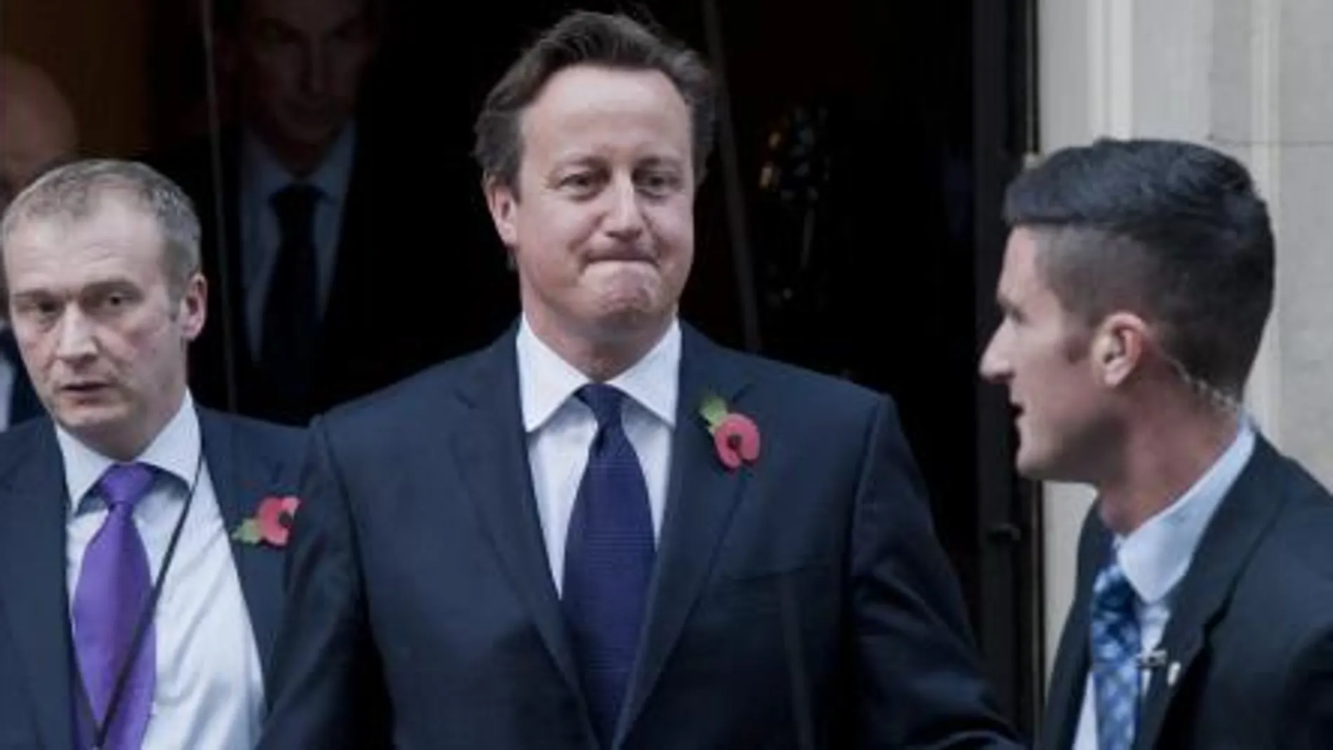El primer ministro británico, David Cameron, sale de su residencia oficial, el 10 de Downing Street, en Londres