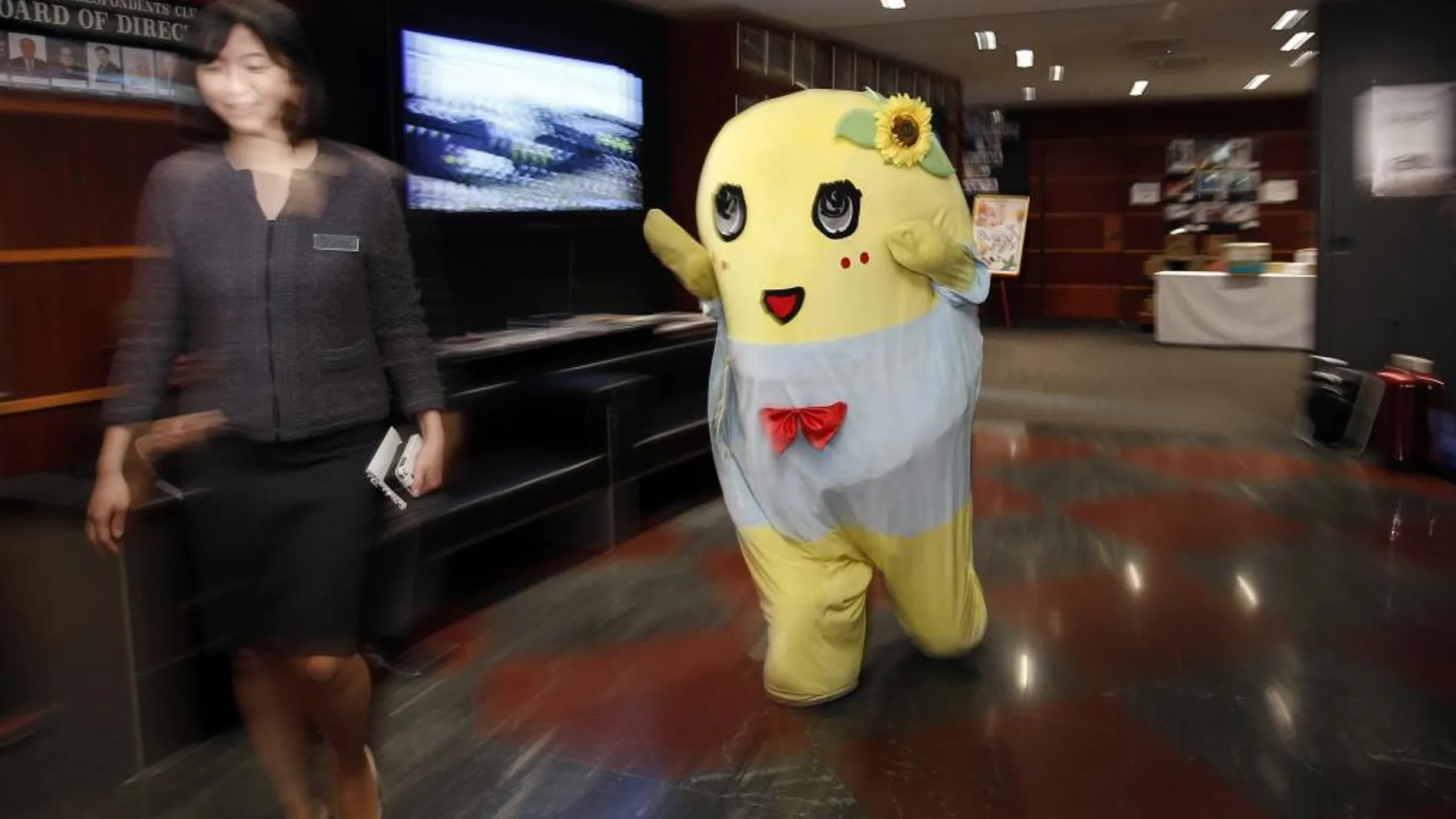 La mascota en la rueda de prensa del Club de Corrsponsales Extranjeros en Tokio