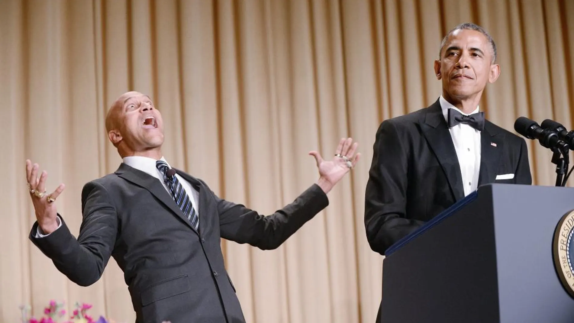 Barack Obama da su discurso mientras el actor Keegan-Michael Key gesticula tras de él en la cena de corresponsales.