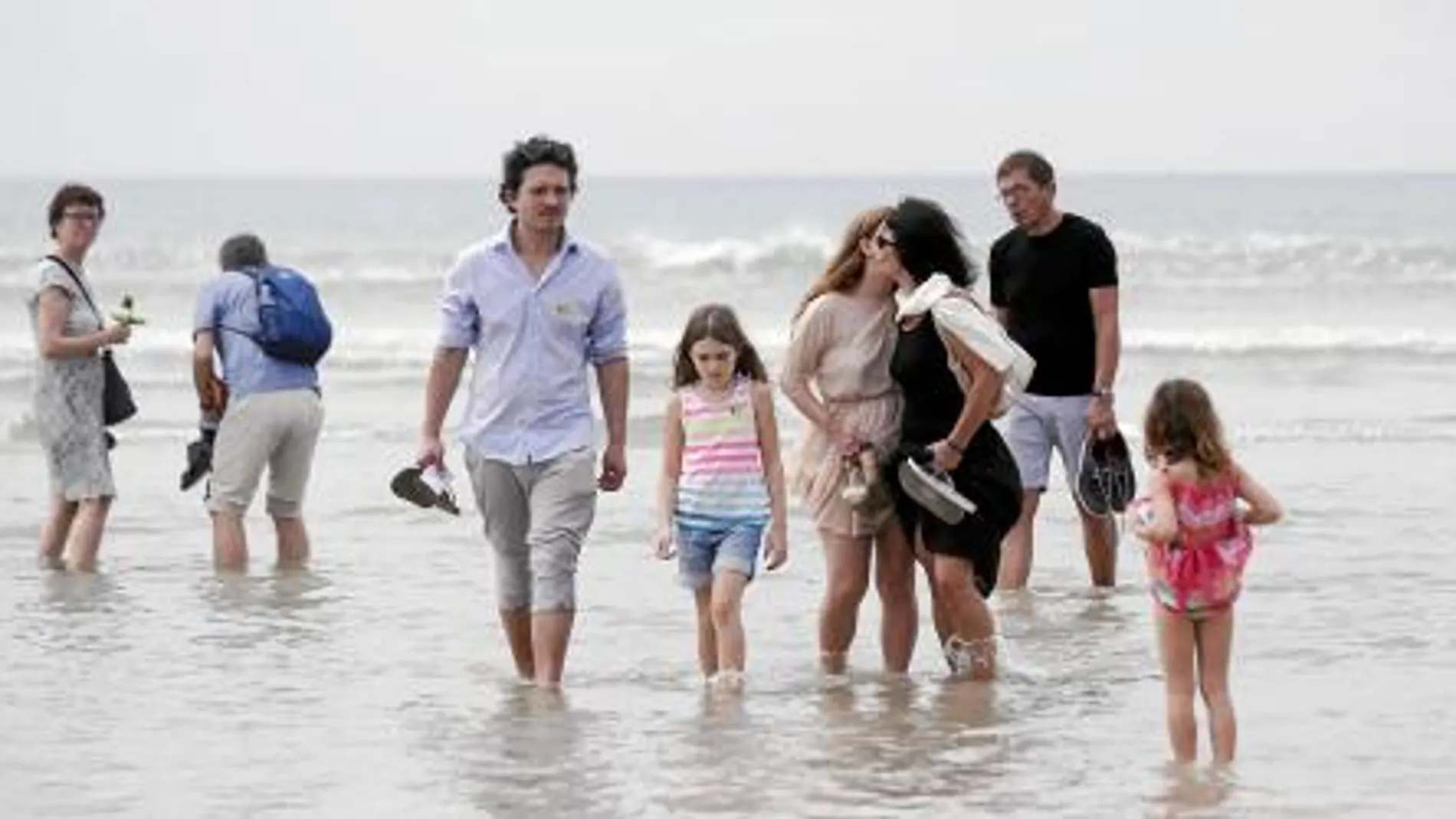 Familiares de las víctimas del «tsunami» pasean por una playa de Tailandia afectadas por la catástrofe de 2004