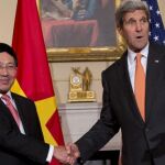 John Kerry estrecha la mano de su homólogo vietnamita Pham Binh Ming hoy en Washington.