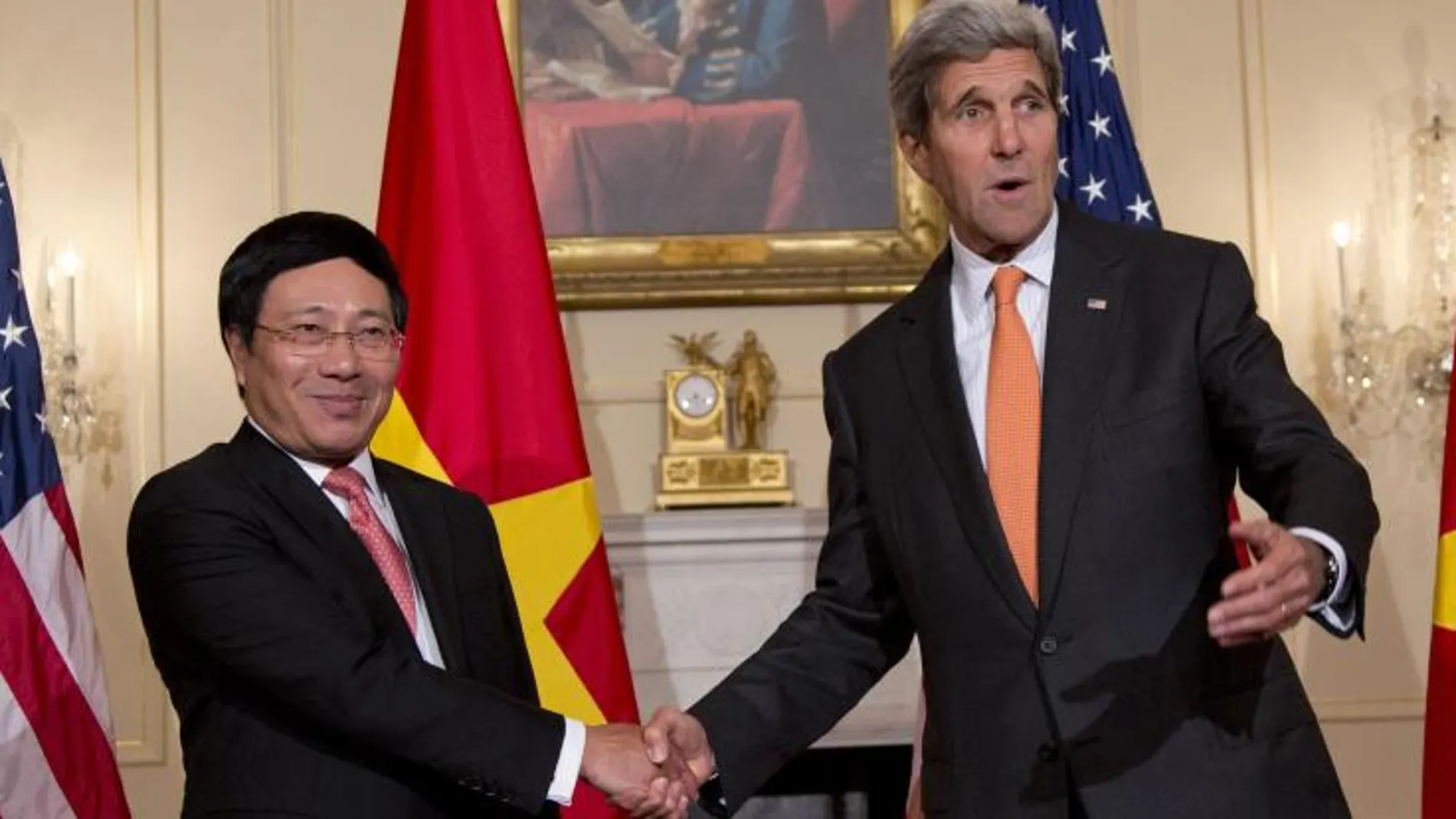 John Kerry estrecha la mano de su homólogo vietnamita Pham Binh Ming hoy en Washington.