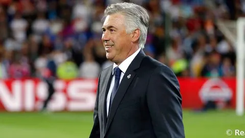 Ancelotti se dirige a felicitar a sus jugadores