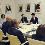 La alcaldesa, Ana Botella (2i), junto a la delegada del Área de Gobierno de Urbanismo, Paz González García (i), y el secretario de Estado de Comercio, Jaime García-Legaz (2i, de espaldas), durante la reunión con una delegación del grupo empresarial Wanda, del magnate chino Wang Jianlin, integrada por Laurent Fischler (3d), director general de la División Arquitectura Grupo Wanda, Brian Fu (2d) y Zhu Huan (d)