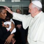 Imagen del encuentro de Meriam Yehya Ibrahim con el Papa Francisco